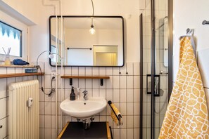 Dusche, Haartrockner, Handtücher