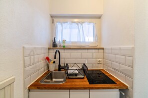 ثلاجة، ميكروويف، موقد طهي مسطح، غسالة أطباق