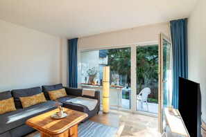 Flat-screen TV - Cosy Studio Apartment in Quiet Area with Wi-Fi, Terrace & Garden (Pforzheim)