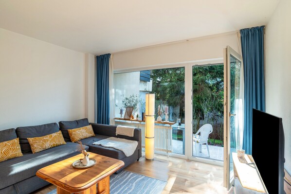 Flat-screen TV - Cosy Studio Apartment in Quiet Area with Wi-Fi, Terrace & Garden (Pforzheim)