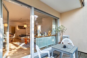 Outdoor dining - Cosy Studio Apartment in Quiet Area with Wi-Fi, Terrace & Garden (Pforzheim)