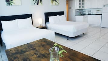 Tabla de planchar con plancha, wifi y ropa de cama