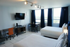 Tabla de planchar con plancha, wifi y ropa de cama 