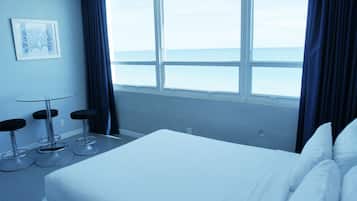 Tabla de planchar con plancha, wifi y ropa de cama