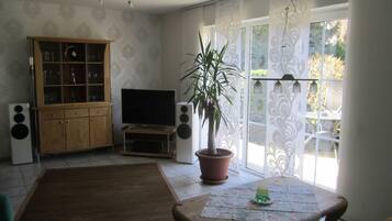 Apartment (Ferienwohnung Erlenhof) | Living room | Fireplace