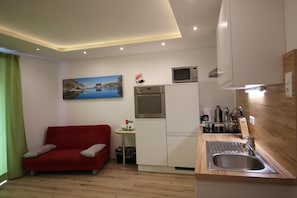 Fridge, microwave, stovetop, dishwasher