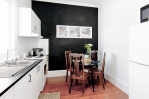 ثلاجة، ميكروويف، فرن، ماكينة لصنع القهوة/الشاي