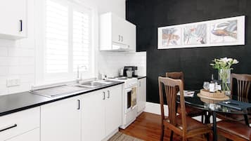 Réfrigérateur, micro-ondes, four, cafetiÚre/bouilloire