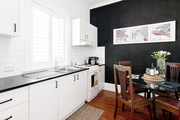 KĂŒhlschrank, Mikrowelle, Ofen, Wasserkocher mit Kaffee-/Teezubehör