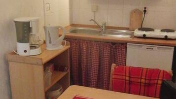 Apartment (Ferien-Apartment mit Gartenblick) | Private kitchen | Fridge