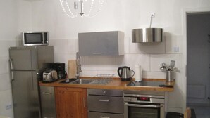 Wasserkocher mit Kaffee-/Teezubehör, Kühlschrank, Mikrowelle, Herdplatte