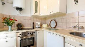 Fridge, stovetop, coffee/tea maker