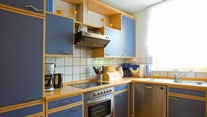 Cafetera/tetera, refrigerador, microondas, placa de cocina