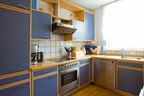 Kühlschrank, Mikrowelle, Herdplatte, Geschirrspüler