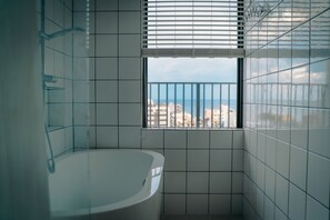 Design Twin Room, Non Smoking, Ocean View | Bathroom | Eco-friendly toiletries, hair dryer, slippers, bidet