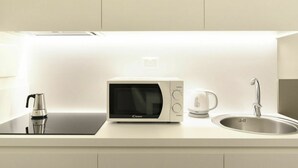 A modern kitchen with a microwave, kettle, and sink. - Beautiful apartment for 5 guests with A/C, WIFI and TV (Florence)