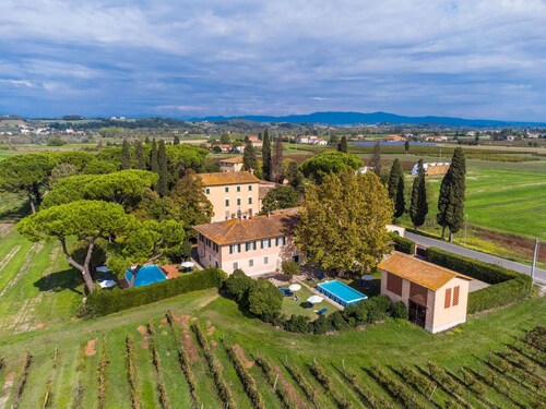 Beautiful private villa for 20 people with WIFI, private pool, TV, patio and pets allowed