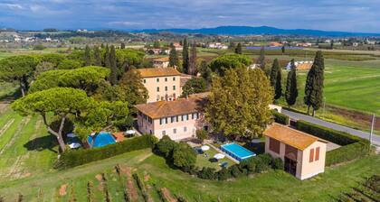 Beautiful private villa for 20 people with WIFI, private pool, TV, patio and pets allowed