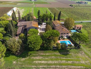 A large estate with multiple buildings, a swimming pool, and expansive agricultural fields. - Stunning private villa for 20 people with WIFI, private pool, TV, patio and pets allowed (San Miniato)