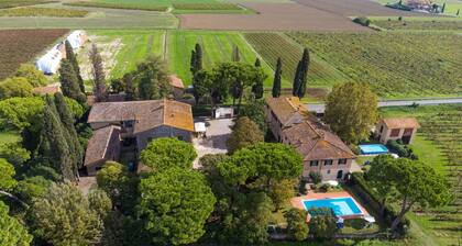 Stunning private villa for 20 people with private pool, WIFI, TV, patio and pets allowed