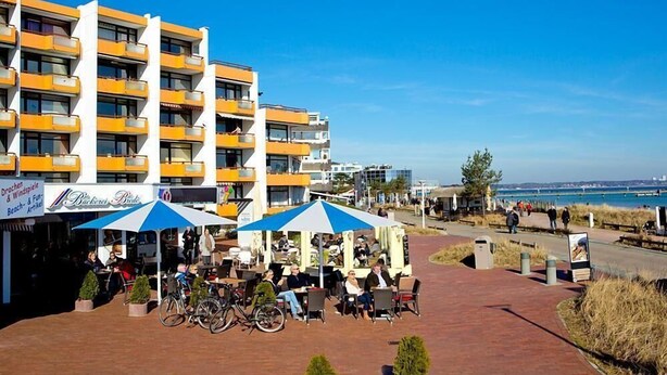 Hotel frente al mar con terraza, bicicletas y vista despejada a la playa.