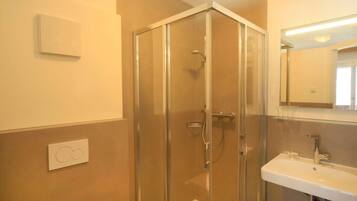 Apartment (Appartemetn Laurin ) | Badezimmer | Regendusche