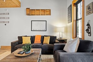 Una Smart TV, una chimenea