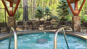 Ein Pool mit Schildern, die das Tauchen verbieten, einer Tiefenmarkierung von 3 1/2 Fuß und einer Holzterrasse mit Stühlen und einer Steinmauer.
