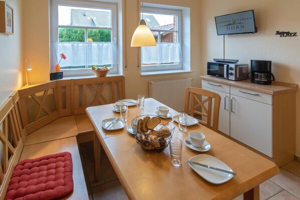 Kühlschrank, Mikrowelle, Herdplatte, Geschirrspüler