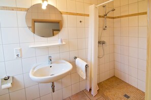 Bathroom - Ferienhaus Dirka (Norden)