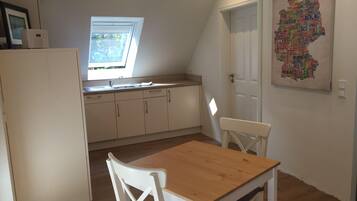 Tủ lạnh, bếp nấu, máy rửa bát