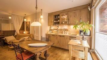 Apartment (II Altstadt Suite) | Private kitchen | Fridge, cookware/dishes/utensils