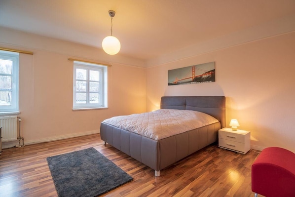 2 bedrooms, cots/infant beds, free WiFi