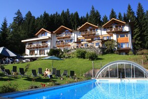 Outdoor pool - Chalet Villa Rosa im Gartenhotel Rosenhof bei Kitzbühel (Oberndorf in Tirol)