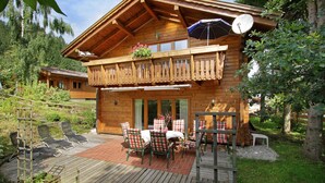 Outdoor dining - Chalet Villa Rosa im Gartenhotel Rosenhof bei Kitzbühel (Oberndorf in Tirol)