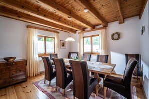 Fridge, microwave, stovetop, dishwasher - Chalet Villa Rosa im Gartenhotel Rosenhof bei Kitzbühel (Oberndorf in Tirol)