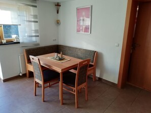 Kühlschrank, Kochgeschirr/Geschirr/Besteck