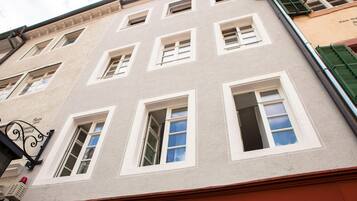 Apartment (New England) | Exterior