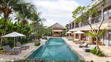 Alberca al aire libre y camastros