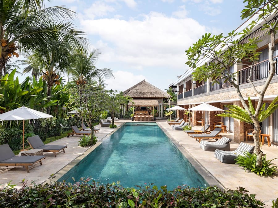 Piscina externa, espreguiçadeiras