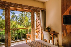 Deluxe Δωμάτιο, Θέα στην Πισίνα | Υποαλλεργικά κλινοσκεπάσματα, γραφείο, δωρεάν Wi-Fi, κλινοσκεπάσματα 