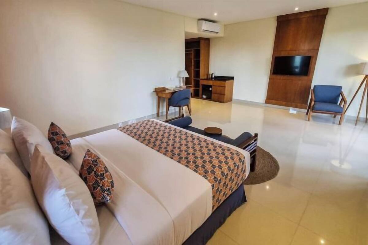 Hypo-allergenic bedding, desk, free WiFi, bed sheets