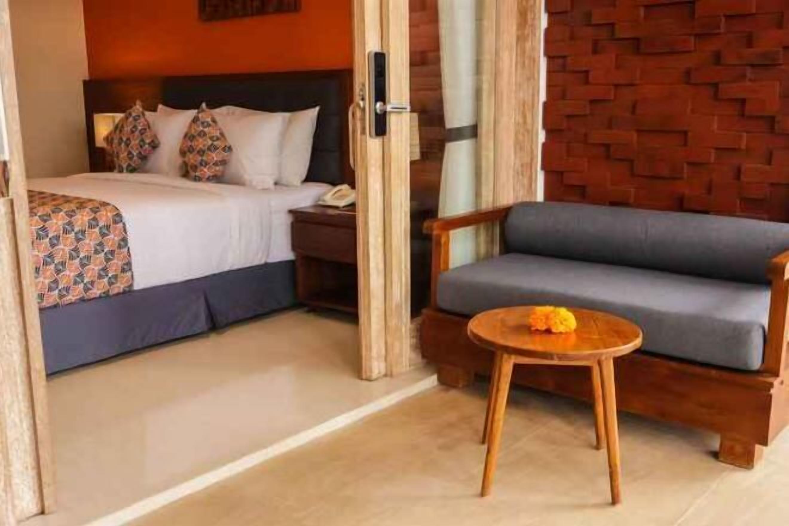 Hypo-allergenic bedding, desk, free WiFi, bed sheets