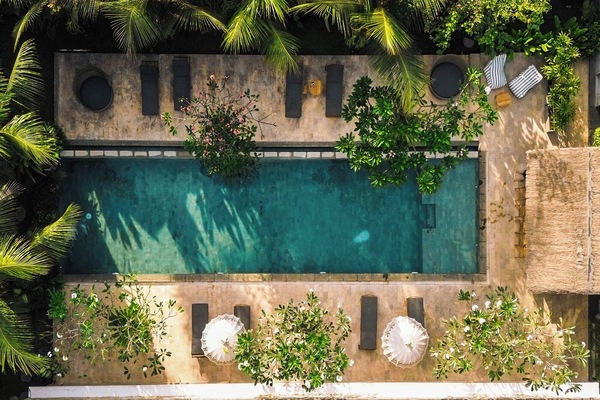 Piscine extérieure, chaises longues