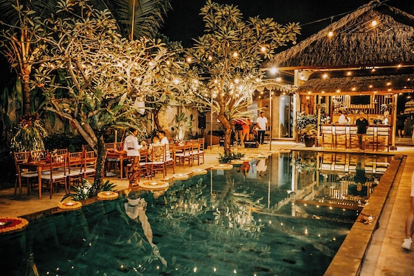Outdoor pool, pool loungers