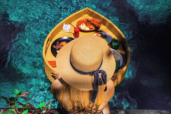 Una piscina al aire libre, sillones reclinables de piscina