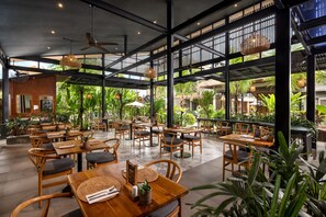 Breakfast, lunch and dinner served - Kahayana Suites (Ubud)