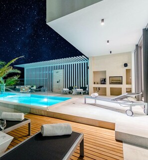 Villa (Luxury Villa Pax with heated infinity) | Außenbereich