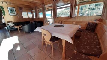 Ferienhaus (Wohlfühl Chalet Alpenglöckchen) | Wohnzimmer | Fernseher