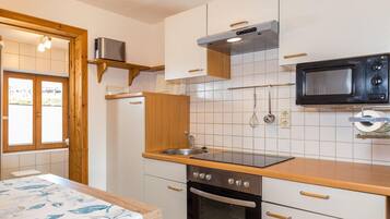 Apartment (Apartment mit Balkon) | Private kitchen | Fridge, dishwasher